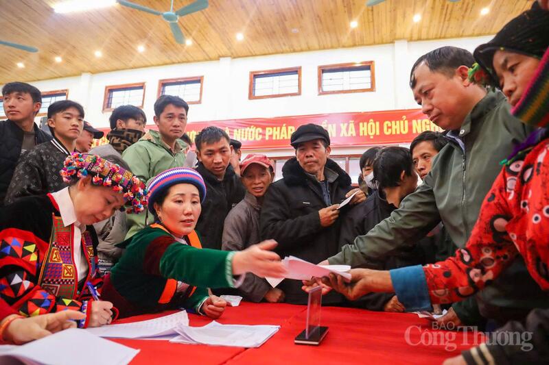 Các tổ viên tổ bầu cử hỗ trợ, hướng dẫn cử tri làm thủ tục trước khi nhận phiếu bầu.