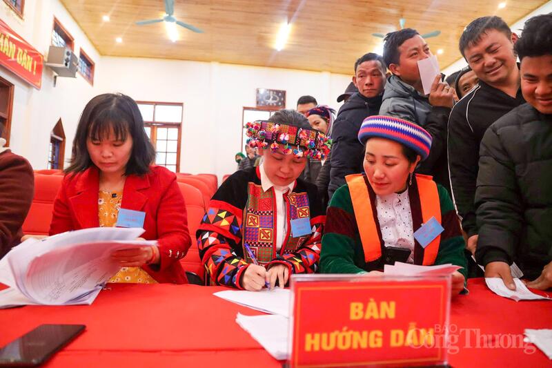 Cử tri tại tổ bỏ phiếu số 01 xã Lũng Cú, tỉnh Tuyên Quang lần lượt làm thủ tục tại bàn hướng dẫn trước khi thực hiện quyền bầu cử.