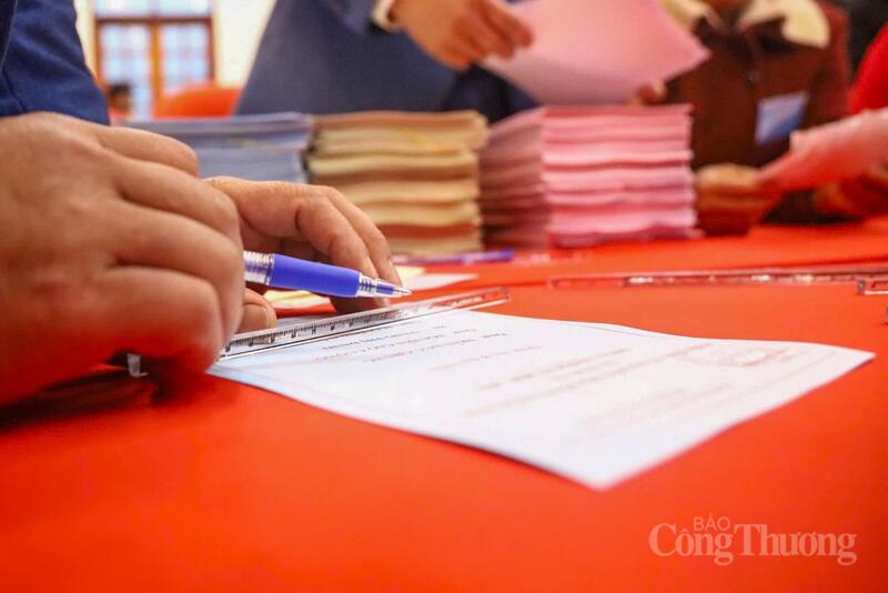 Quy trình bỏ phiếu được tiến hành công khai, đúng trình tự và bảo đảm nguyên tắc bỏ phiếu trực tiếp, bình đẳng và bỏ phiếu kín.