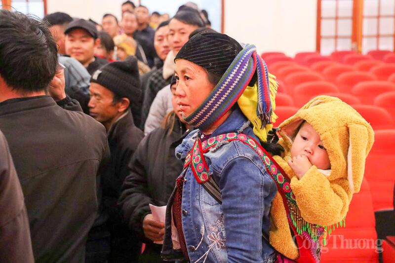 Đông đảo cử tri xếp hàng tại tổ bỏ phiếu số 01 để thực hiện quyền bầu cử.