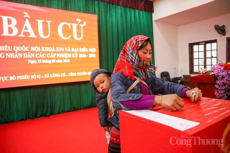 Chị Lâu Thị Giàng (27 tuổi, thôn Thèn Pả, xã Lũng Cú) bế con nhỏ cùng đến điểm bỏ phiếu từ sáng sớm. Chị Giàng chia sẻ rằng, được trực tiếp cầm lá phiếu lựa chọn những đại biểu đại diện cho ý chí, nguyện vọng của nhân dân là niềm vui và cũng là trách nhiệm của mỗi công dân.