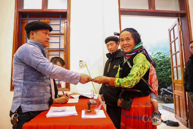 Cử tri phấn khởi sau khi hoàn thành việc bỏ phiếu và nhận dấu xác nhận đã tham gia bầu cử.