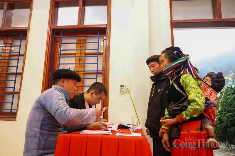 Cử tri Lũng Cú đội mưa tham gia bầu cử - 16