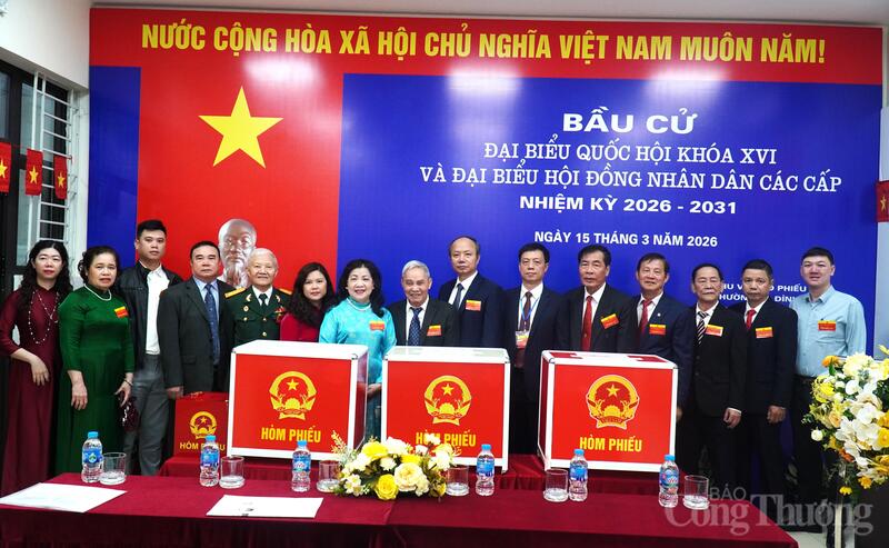 Tổ bầu cử Khu vực bỏ phiếu số 3 phường Ba Đình. Ảnh: Thu Hường