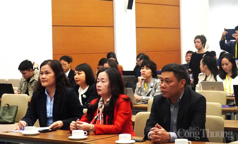 Lãnh đạo một số cơ quan báo chí đã có mặt tại Trung tâm Báo chí chỉ đạo trực tiếp công tác truyền thông về bầu cử. Ảnh: Thu Hường