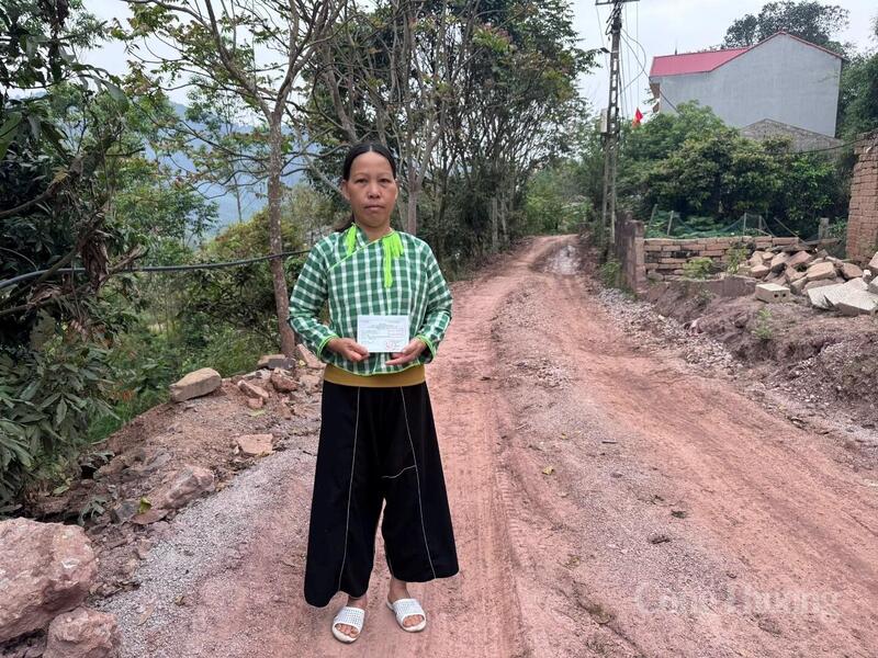 Chị Lương Thị Nhòi (thôn Na Làng, xã Cao Lộc, tỉnh Lạng Sơn) đi bỏ phiếu từ 6h30 sáng.