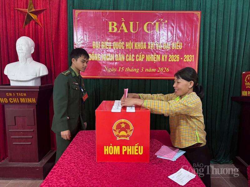 Cán bộ chiến sĩ Đồn biên phòng Thanh Lòa (xã Cao Lộc, tỉnh Lạng Sơn) hướng dẫn cử tri bỏ phiếu đúng quy định.