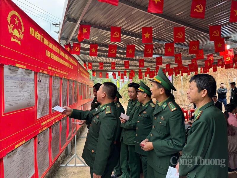 Cán bộ, chiến sĩ Đồn biên phòng Thanh Lòa (xã Cao Lộc, tỉnh Lạng Sơn) tham gia bỏ phiếu từ sáng sớm.