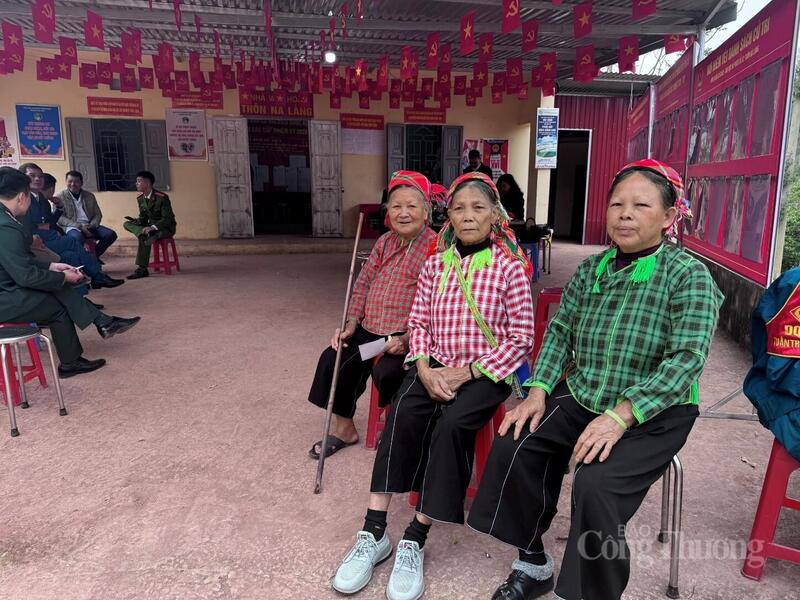 Trong bộ trang phục truyền thống của người Nùng, nhiều cử tri vượt quãng đường vài cây số để đến điểm bỏ phiếu.