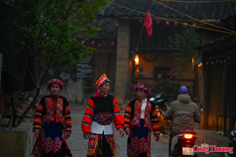 Con đường dẫn vào điểm bầu cử được trang trí cờ đỏ sao vàng, băng rôn và khẩu hiệu nổi bật giữa những nếp nhà trình tường.