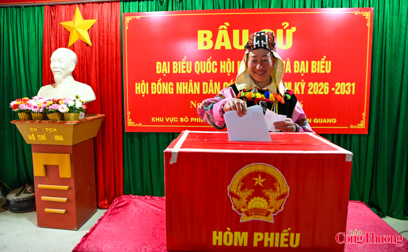 Chùm ảnh: Ngày hội bầu cử rực rỡ sắc màu dân tộc dưới chân cột cờ Lũng Cú - 12