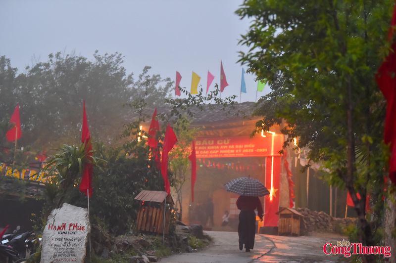 Chùm ảnh: Ngày hội bầu cử rực rỡ sắc màu dân tộc dưới chân cột cờ Lũng Cú - 2