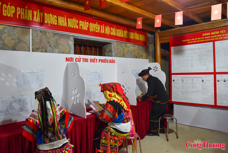 Chùm ảnh: Ngày hội bầu cử rực rỡ sắc màu dân tộc dưới chân cột cờ Lũng Cú - 16