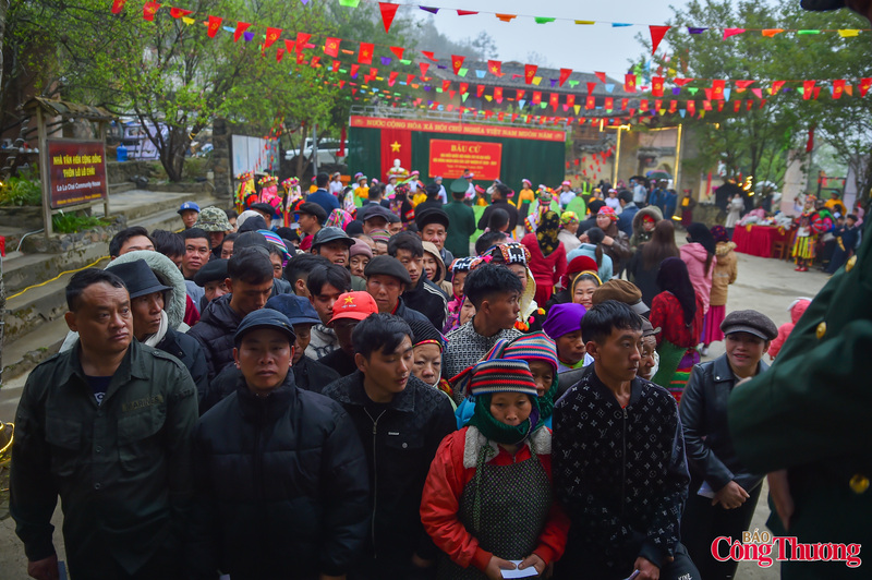 Các cử tri xếp hàng ngay ngắn chờ đến lượt thực hiện quyền và nghĩa vụ công dân.