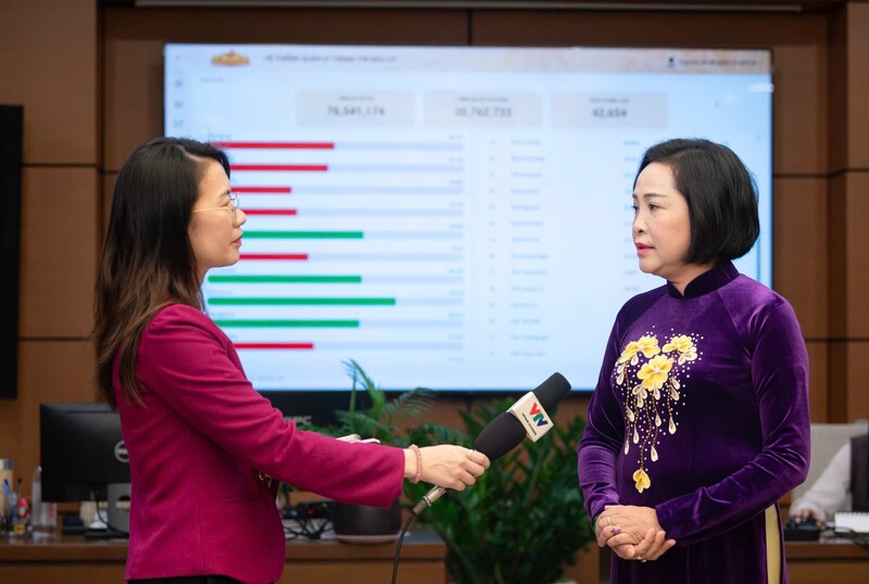 Phó Chủ tịch Quốc hội Nguyễn Thị Thanh trả lời phỏng vấn báo chí (bên phải)