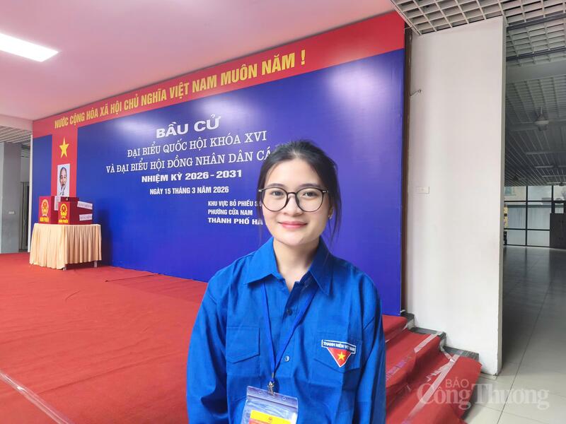 Em Nguyễn Thị Nguyệt xúc động và tự hào khi lần đầu tiên được đi bỏ phiếu bầu cử đại biểu Quốc hội và đại biểu Hội đồng nhân dân các cấp. Ảnh: Nguyễn Hoà