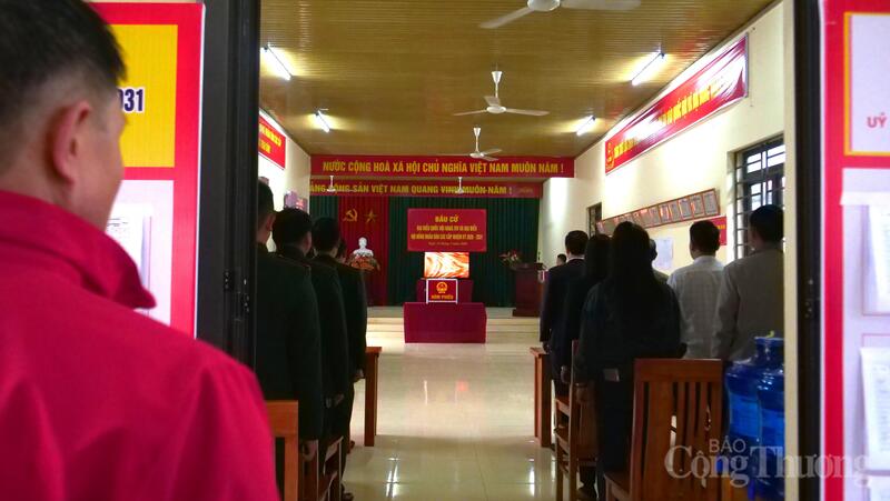 Lễ chào cờ trước khi tiến hành bỏ phiếu bầu cử. Ảnh: Phạm Giang