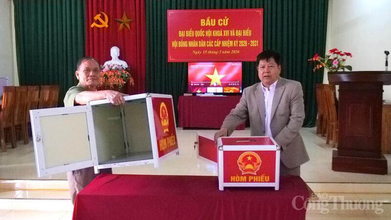 Kiểm tra hòm phiếu, dán niêm phong. Ảnh: Phạm Giang