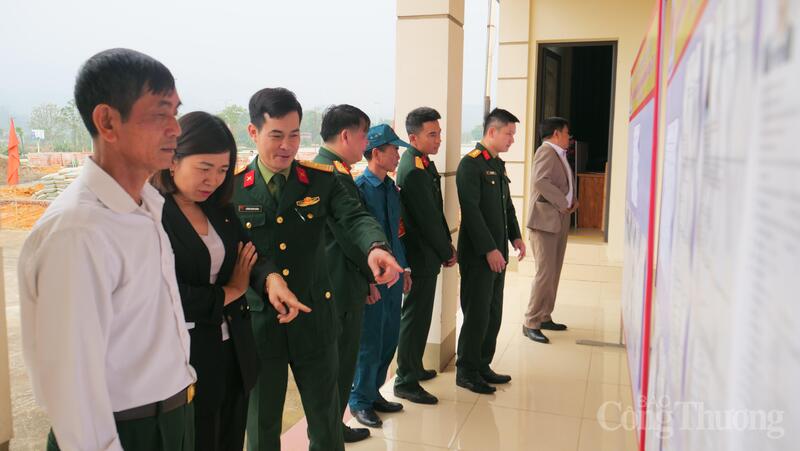 Người dân tập trung xem danh sách các đại biểu trước giờ bầu cử đại biểu Quốc hội khóa XVI và đại biểu HĐND các cấp nhiệm kỳ 2026 - 2031. Ảnh: Phạm Giang