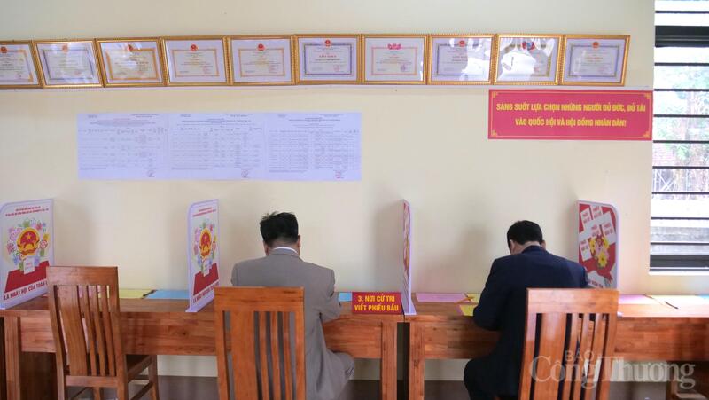 Người dân viết phiếu bầu cử. Ảnh: Phạm Giang