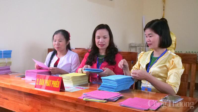 Các thành viên tổ bầu cử chuẩn bị phiếu bầu. Ảnh: Phạm Giang