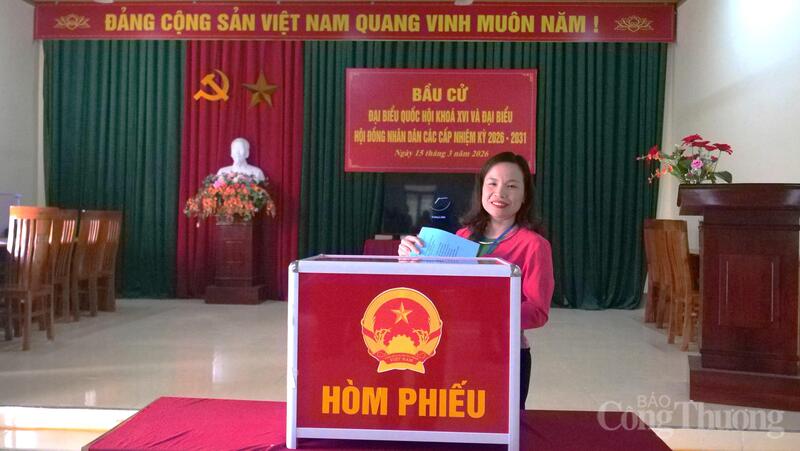 Chị Hà Thị Hồng Thao, đồng bào dân tộc Mường chia sẻ: "Tôi rất vui khi được đi bỏ phiếu bầu đại biểu Quốc hội và Hội đồng nhân dân. Tôi mong muốn bầu được những người có tâm, có trách nhiệm để quan tâm phát triển đời sống của bà con vùng cao" Ảnh: Phạm Giang