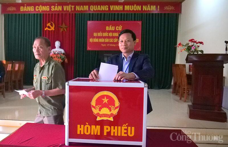 Đồng chí Nguyễn Xuân Toản, Bí thư Đảng ủy, Chủ tịch HĐND xã Tân Sơn tham gia bỏ phiếu tại Nhà văn hóa Khu 8. Ảnh: Phạm Giang