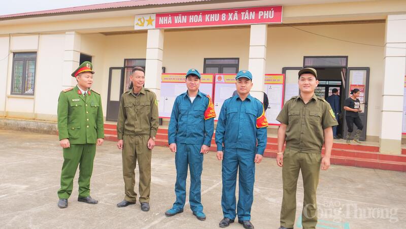 Lực lượng an ninh luôn sẵn sàng bảo vệ an ninh tại các điểm bỏ phiếu. Ảnh: Phạm Giang