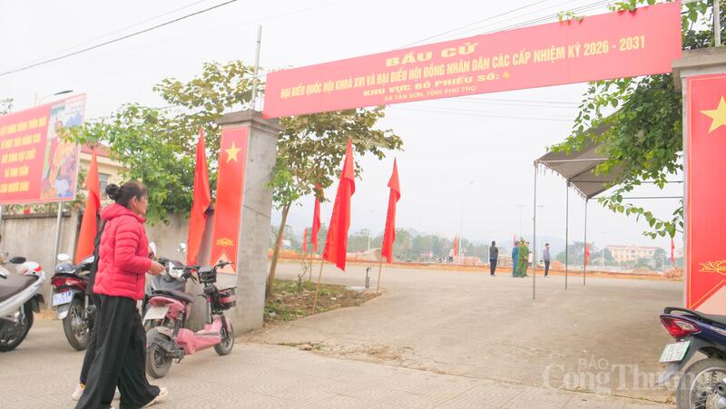 Người dân tập trung đến các điểm bầu cử. Ảnh: Phạm Giang