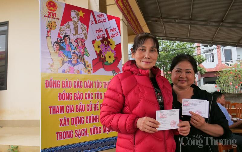 Người dân vui mừng đi bầu cử đại biểu Quốc hội khóa XVI và đại biểu Hội đồng nhân dân các cấp nhiệm kỳ 2026 - 2031. Ảnh: Phạm Giang