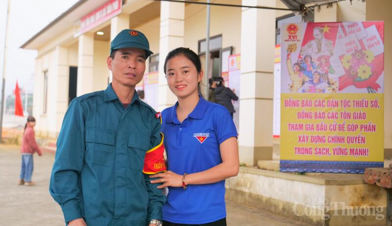 Hai bố con ông Đinh Văn Đủ, Đinh Thị Hồng Thơm cùng tham gia phục vụ công tác bầu cử. Ảnh: Phạm Giang