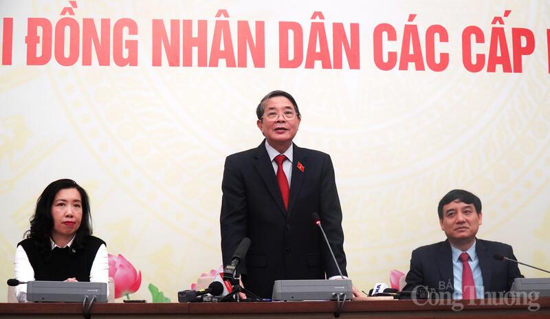 Phó Chủ tịch Quốc hội Nguyễn Đức Hải chia sẻ thông tin với các cơ quan báo chí. Ảnh: Thu Hường