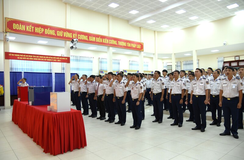 Quang cảnh lễ chào cờ của các cán bộ, chiến sĩ tại điểm bầu cử Bộ Tư lệnh Vùng Cảnh sát biển 3. Ảnh: Đức Định