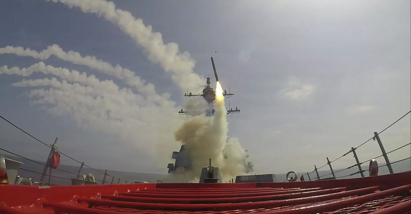 Tên lửa Tomahawk được phóng từ tàu sân bay Mỹ. Ảnh: U.S. Navy