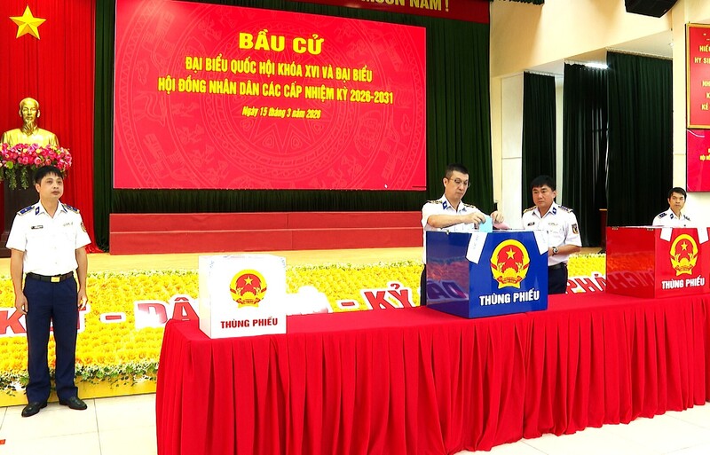 Lãnh đạo Bộ Tư lệnh Vùng Cảnh sát biển 3 tham gia bầu cử.Ảnh: Đức Định