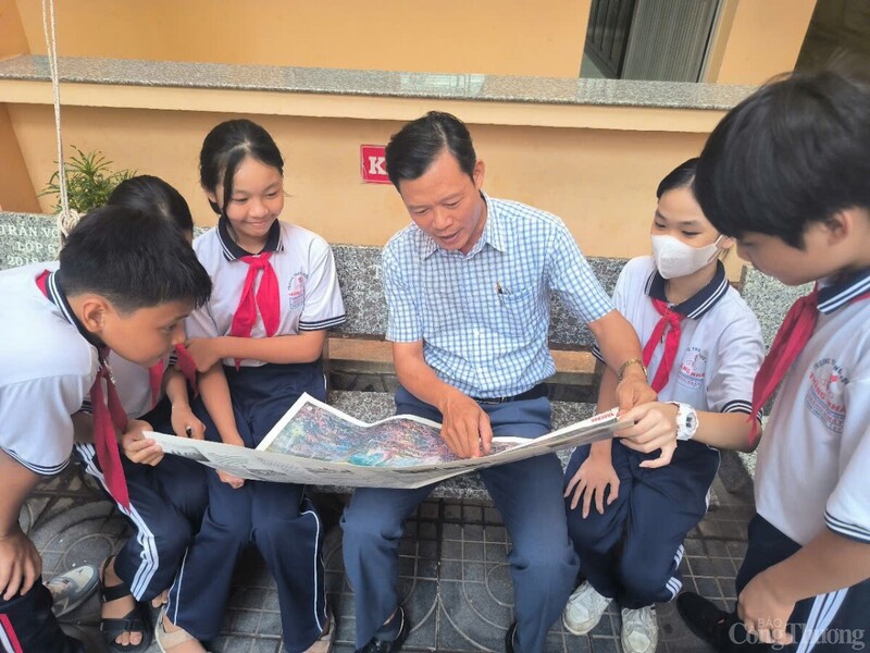 Thầy giáo Lê Trọng Anh và các em học sinh.