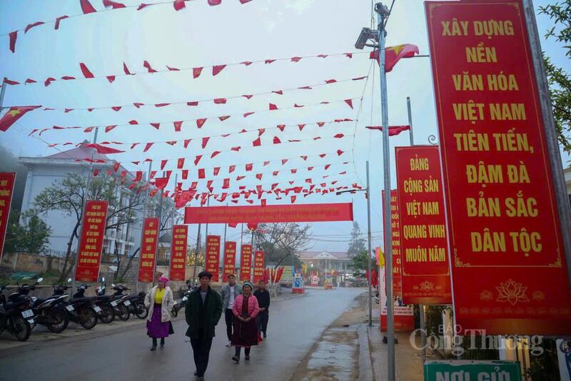 Dù trời mưa, nhiều người dân vẫn xuất phát từ sớm để có mặt tại điểm bầu cử đúng giờ.