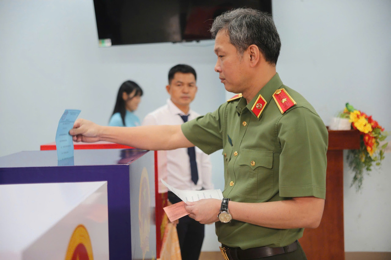 Thiếu tướng Tạ Văn Đẹp, Ủy viên Ban Thường vụ Thành ủy, Phó Bí thư Đảng ủy, Phó Giám đốc Công an TP. Hồ Chí Minh, bỏ phiếu tại khu vực bầu cử.