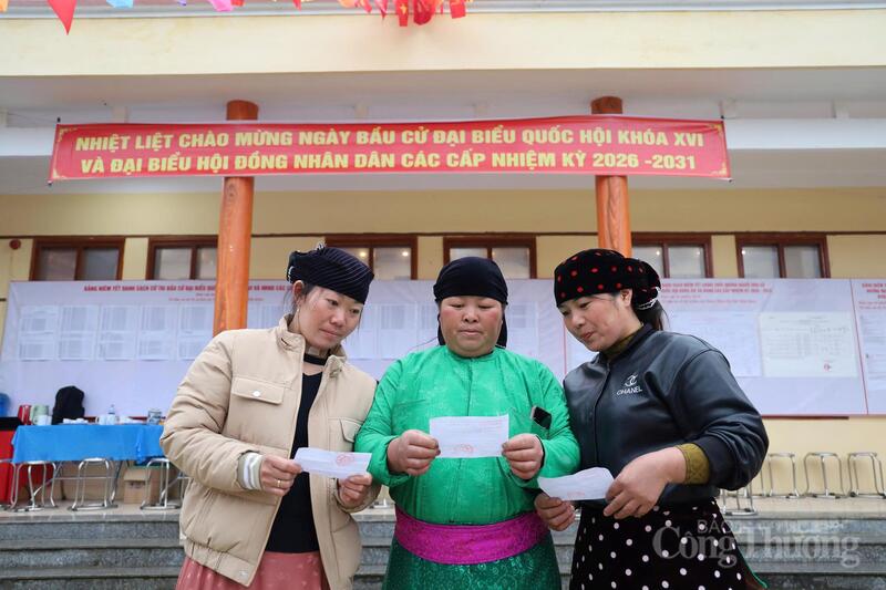 Các cử tri trò chuyện, chia sẻ không khí phấn khởi trong ngày bầu cử.