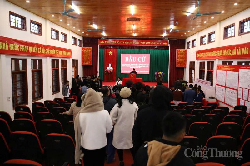Toàn cảnh không khí bầu cử ngày 15/3 tại nhà văn hoá thôn Thẻn Pà, xã Lũng Cú, tỉnh Tuyên Quang.