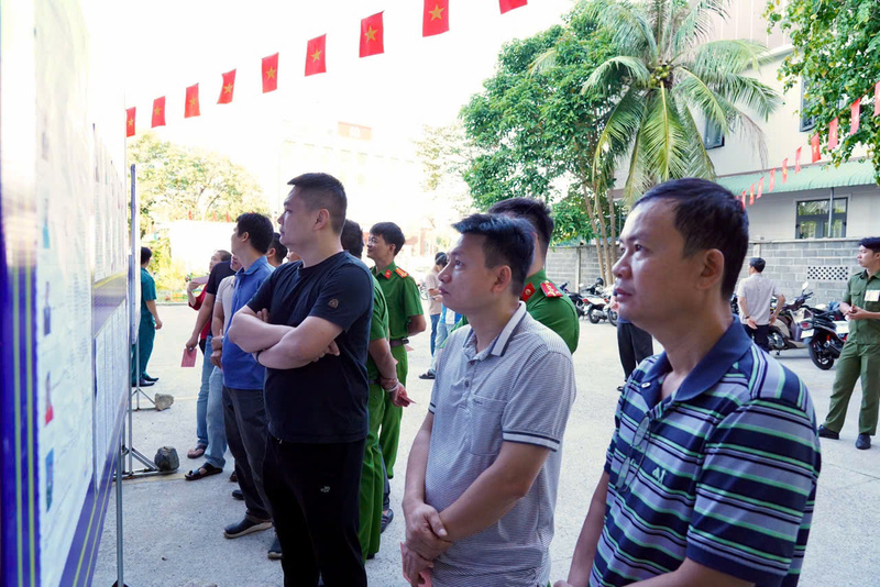 Cử tri TP. Hồ Chí Minh xem thông tin các ứng cử viên.