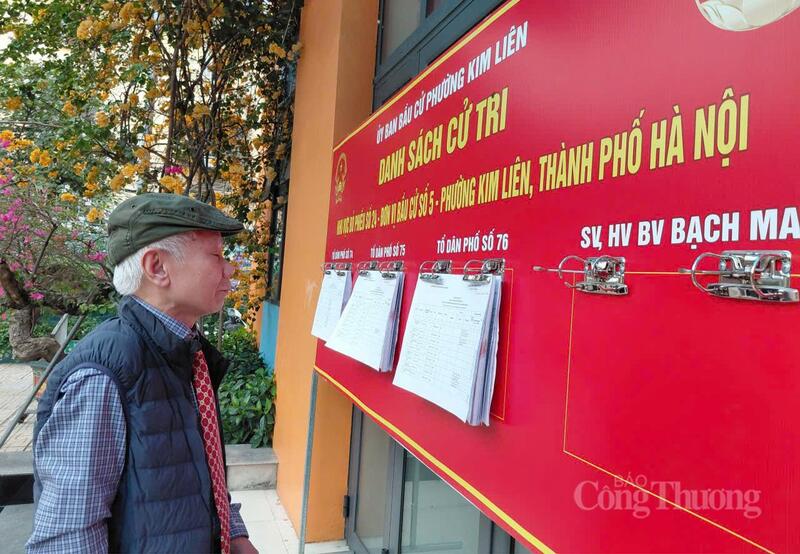 Ông Nguyễn Văn Bàng 84 tuổi (phường Kim Liên, Hà Nội) thực hiện quyền bầu cử tại Khu vực bỏ phiếu số 24 (Tổ 74), đặt tại Trường Tiểu học Phương Mai, Hà Nội. Ảnh: Nguyễn Hạnh