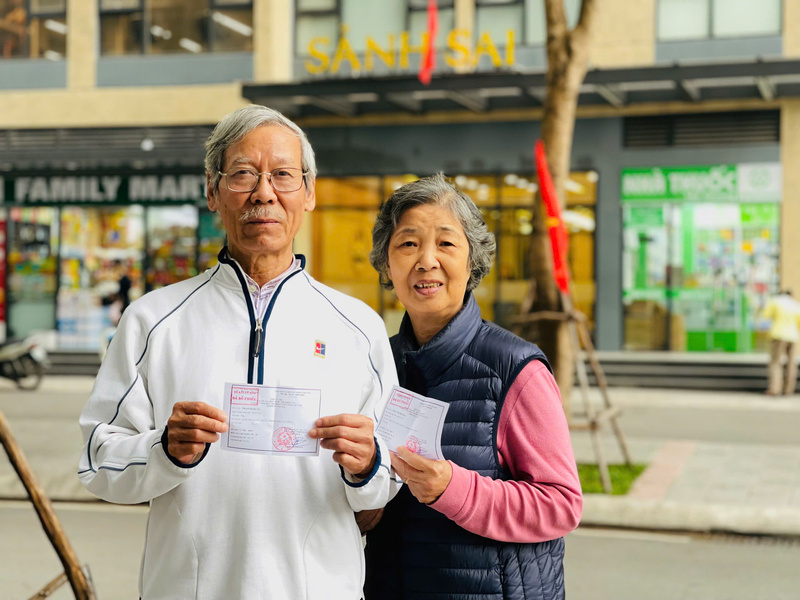 Vợ chồng bà Nguyễn Thị Lan (83 tuổi, phường Tây Mỗ) phấn khởi đi bỏ phiếu bầu cử ngay từ sáng sớm. Ảnh: Mai Linh