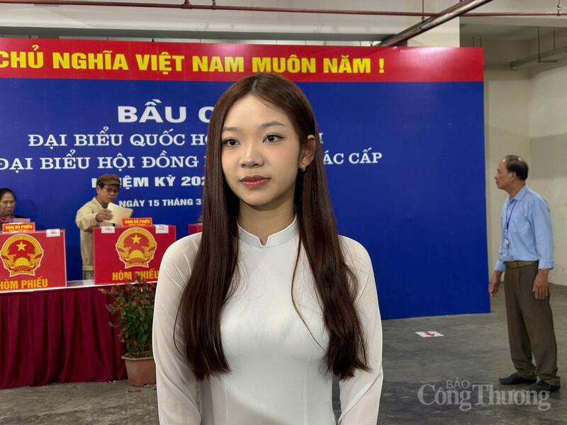 Cử tri trẻ Nguyễn Phương Dung (18 tuổi) cho biết rất hồi hộp, xen lẫn xúc động khi lần đầu tiên được tham dự một kỳ bầu cử.