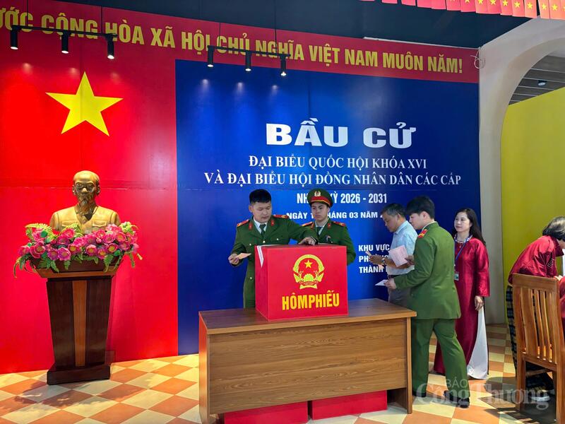 Các công dân bỏ phiếu tại khu vực bỏ phiếu số 20 (phường Việt Hưng, TP. Hà Nội).