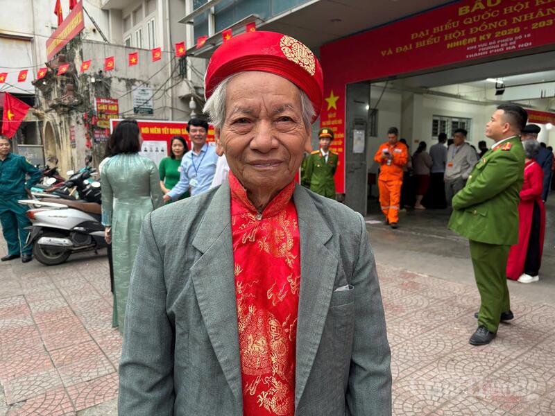 Cụ Âu Gia Huyến (96 tuổi) đi bầu cử trong niềm hân hoan, phấn khởi.