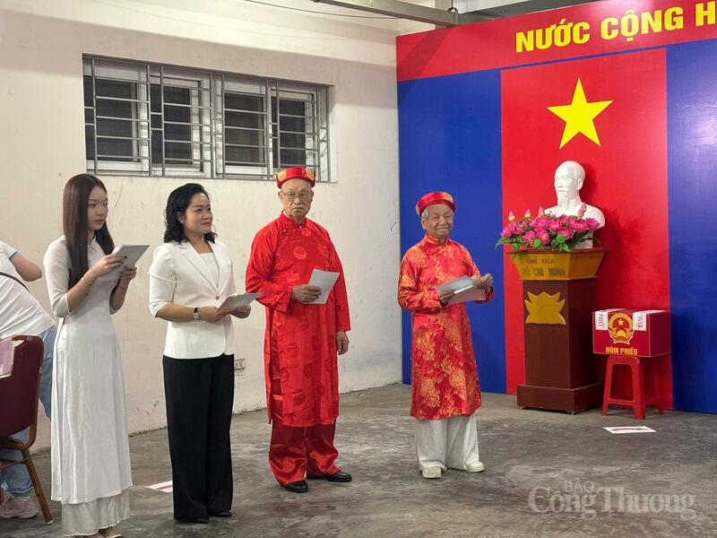 Các cử tri cao tuổi và cử tri trẻ cùng tham gia bầu cử tại khu vực bỏ phiếu số 18 (phường Bồ Đề, TP. Hà Nội).