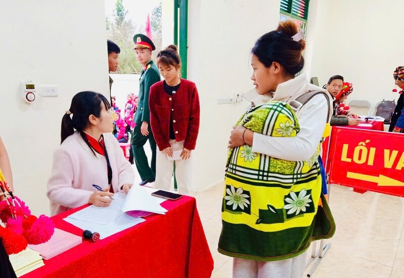 Hơn 3.500 cử tri với lá phiếu trên tay đều phấn khởi đi thực hiện quyền và nghĩa vụ của mình trong một ngày trọng đại của dân tộc. Ảnh: Thanh Bình