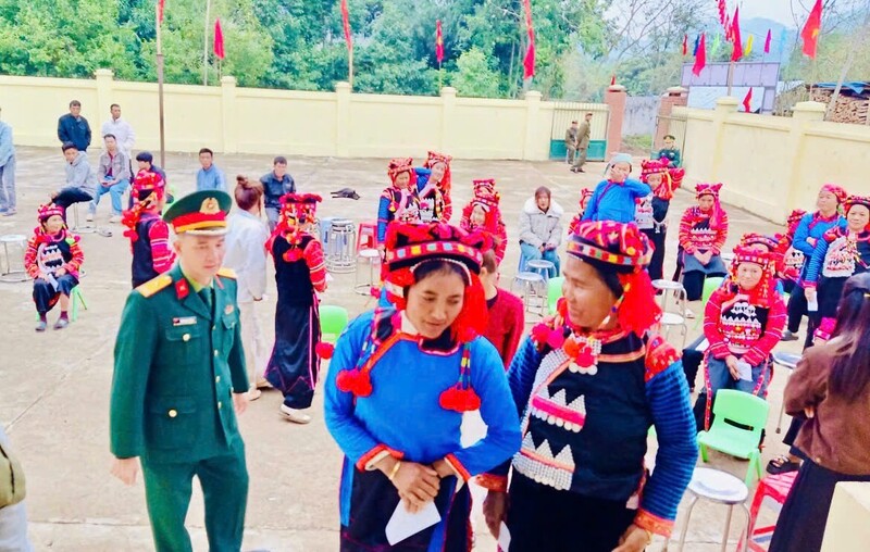 Người dân xã biên giới Sín Thầu, tỉnh Điện Biên đến các điểm bỏ phiếu từ rất sớm. Ảnh: Thanh Bình