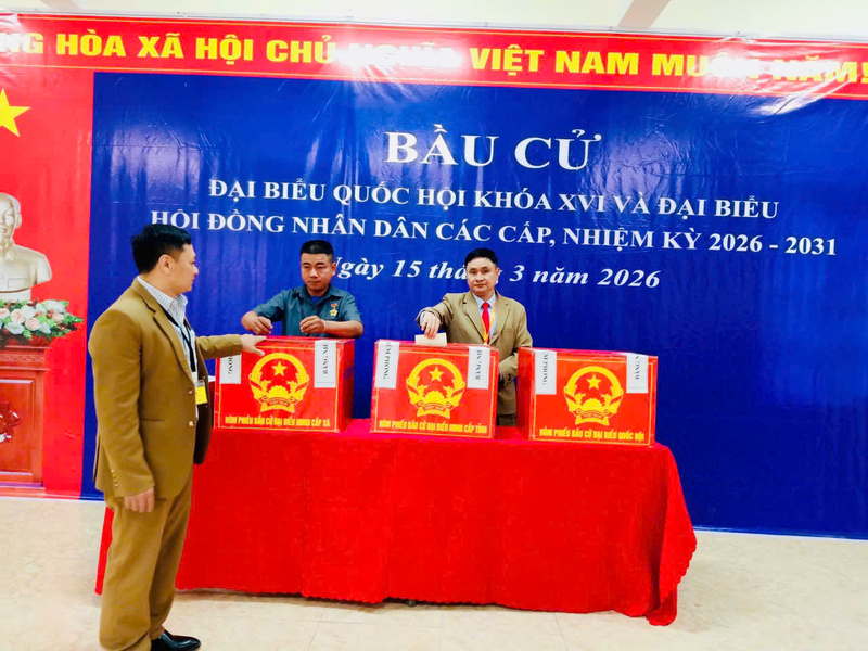 Ông Nguyễn Minh Phú - Phó Chủ tịch UBND tỉnh Điện Biên tham gia bỏ phiếu tại bản Tả Kố Khừ, xã Sín Thầu. Ảnh: Thanh Bình